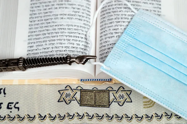 Silver Yad Jewish Ritual Pointer Torah Surgical Mask Religious Symbol — Stock Photo, Image