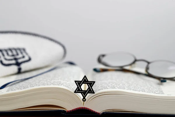 Otwórz Torę Kippah Gwiazdę Dawida Parę Okularów Symbol Religijny — Zdjęcie stockowe