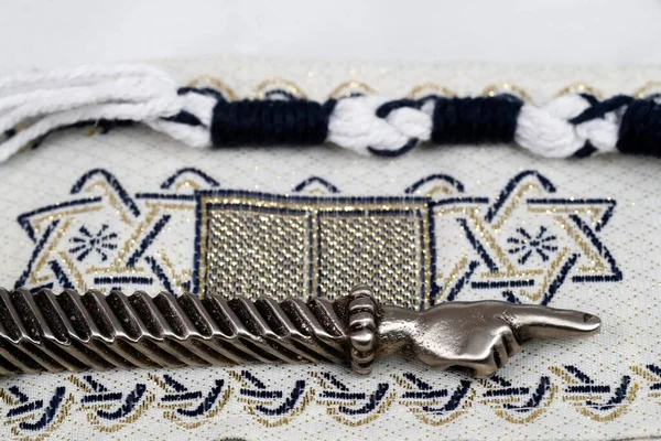 Yad Black White Tzitzit Knotted Sephardi Style Tallit 宗教标志 — 图库照片