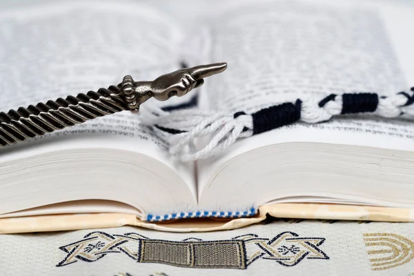 Sylver Yad Tzitzit Bianco Nero Annodato Stile Sefardita Una Torah — Foto Stock