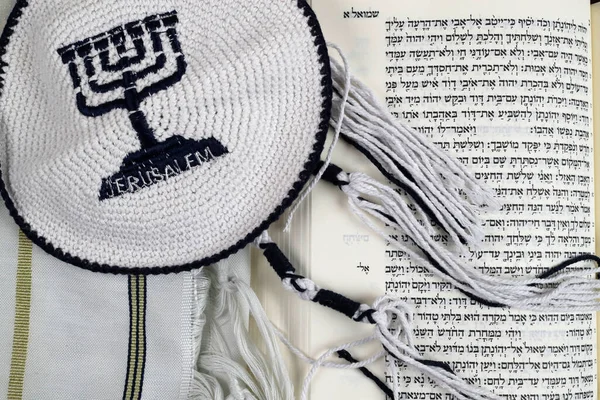 Tallit Kippah Torah Jewish Symbols — Stock Photo, Image