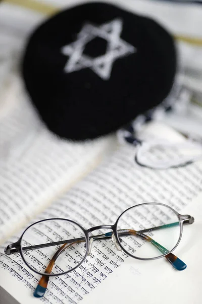 Torá Abierta Kippah Talit Par Gafas Símbolo Religioso —  Fotos de Stock