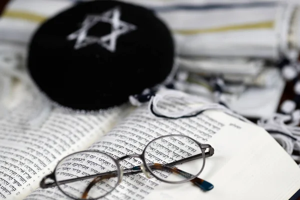 Torah Ouverte Kippah Tallit Paire Lunettes Symbole Religieux — Photo