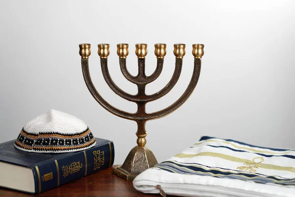 Menora Tallit Kippa Und Tora Jüdische Symbole — Stockfoto
