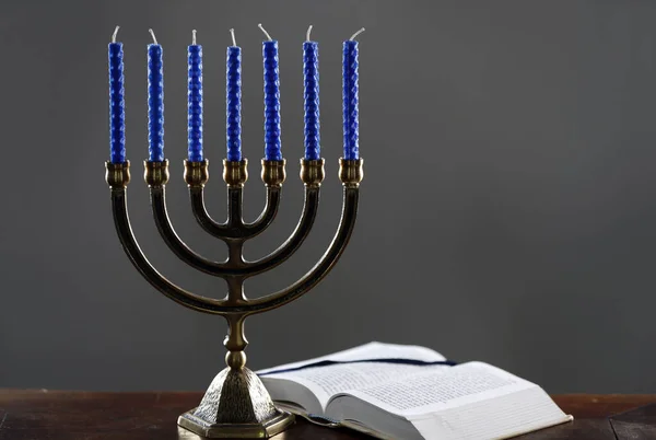 Nyitott Tóra Menóra Vagy Hét Lámpás Héber Lámpaállvány Judaizmus Szimbóluma — Stock Fotó