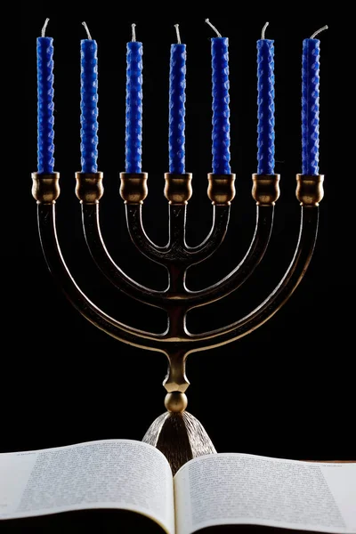 打开托拉和犹太灯台或七灯希伯来语灯台 自古以来就是犹太教的象征 — 图库照片