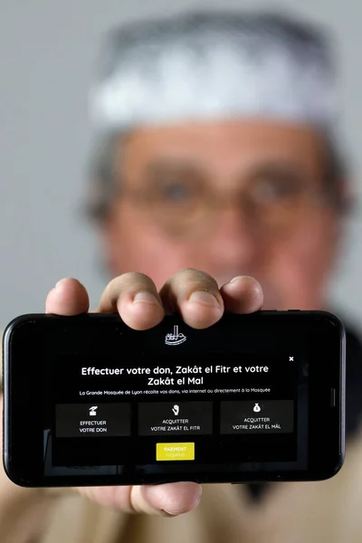 Närbild Smartphone Zakat Allmosor Islams Tredje Pelare Frankrike — Stockfoto