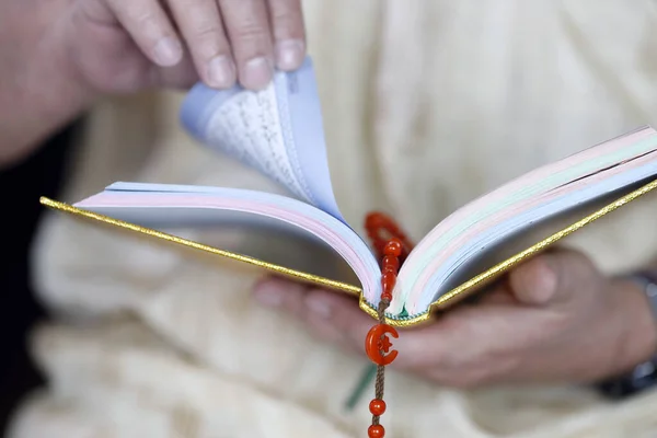 Lettura Musulmana Del Corano Casa Durante Ramadan — Foto Stock