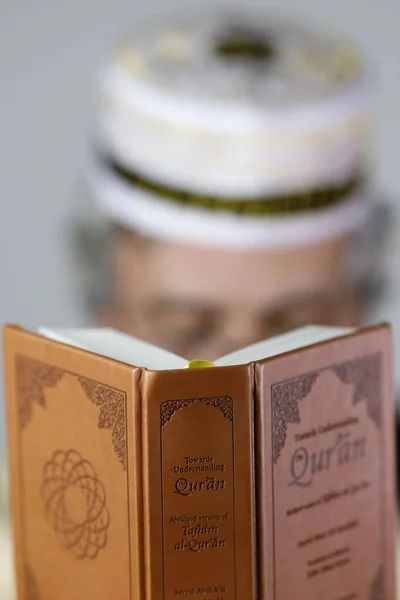Leitura Muçulmana Versão Inglês Alcorão — Fotografia de Stock