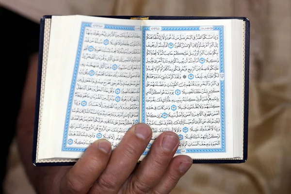Muzułmanin Czyta Koran Zbliżenie — Zdjęcie stockowe