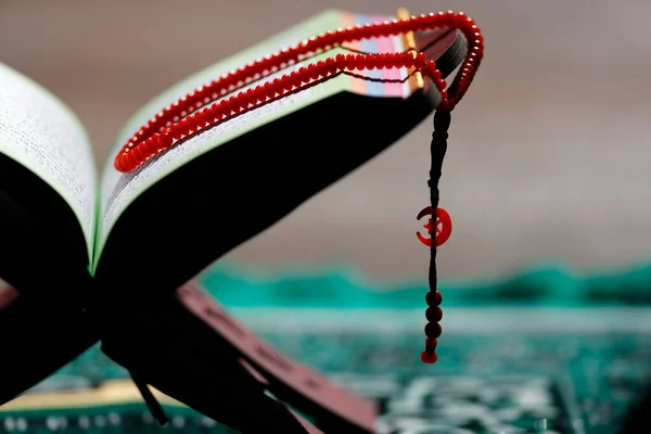 Otwarty Święty Koran Muzułmańskie Koraliki Modlitewne Drzewnej Podstawce Symbol Religijny — Zdjęcie stockowe