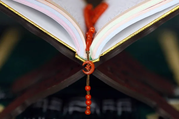 Відкритий Святий Коран Муслімні Молитви Намиста Дереві — стокове фото