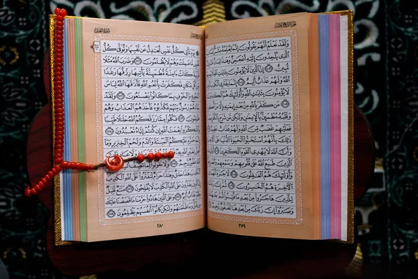 Sacro Corano Aperto Una Preghiera Musulmana Perline Supporto Legno — Foto Stock