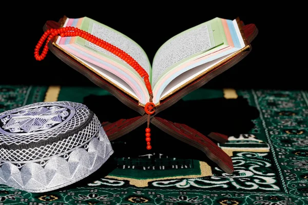 Otwarty Święty Koran Muzułmańskie Koraliki Modlitewne Drzewnej Podstawce Symbol Religijny — Zdjęcie stockowe