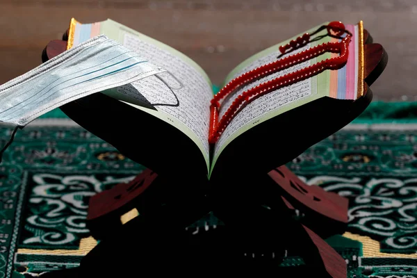 Coronavirus Covid 流行病 一部公开的 古兰经 一个穆斯林祈祷的珠子和一个面具 宗教标志 — 图库照片