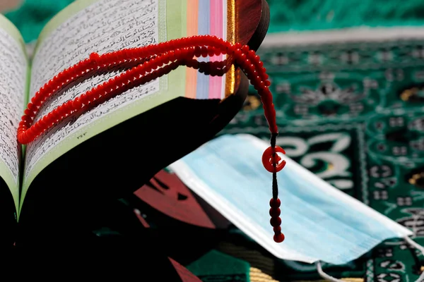 Epidemi Coronavirus Covid Sebuah Quran Suci Terbuka Manik Manik Doa — Stok Foto