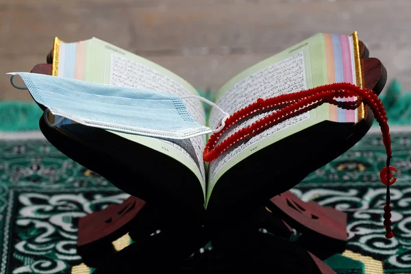 Epidemia Koronawirusa Covid Otwarty Święty Koran Muzułmańskie Koraliki Modlitewne Maska — Zdjęcie stockowe