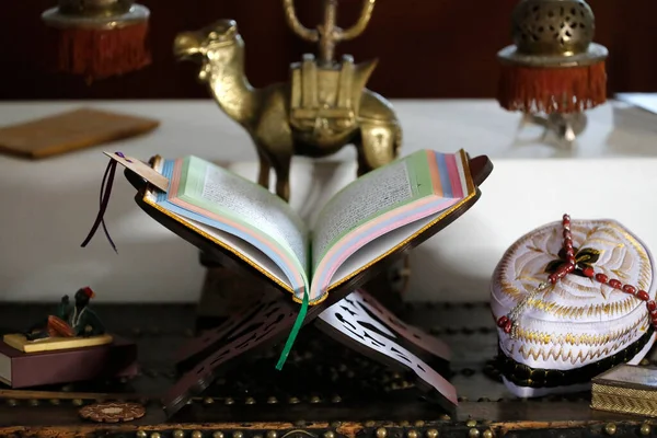 Een Open Heilige Koran Houtkraam Thuis Religieus Symbool — Stockfoto