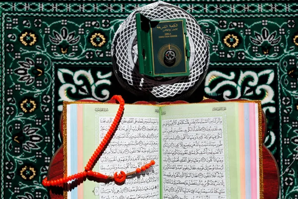 Ανοίξτε Κοράνι Στο Μουσουλμανικό Χαλάκι Προσευχής Στο Σπίτι Θρησκευτικό Σύμβολο — Φωτογραφία Αρχείου