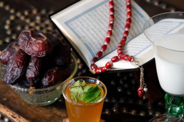 Oruç kırıldıktan sonra Ramazan ayında iftar için geleneksel yemek.  