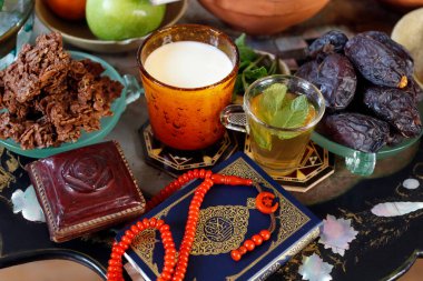 Oruç tutulduktan sonra Ramazan ayında iftar için geleneksel yemek. Dini sembol. 
