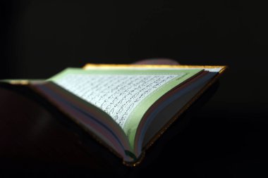 Kutsal Kur 'an' ı tahta tezgahta açın. Dini sembol. 