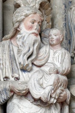 Boyalı portal. Tanrı-Toplayıcı Simeon. Kollarında çocuk Cizvit. Lozan 'daki Notre Dame Katedrali. İsviçre.