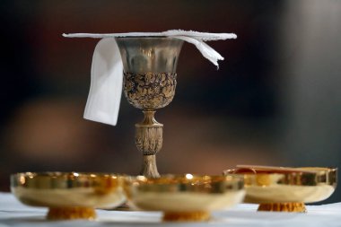 Cenevre Leydisi Bazilikası. Ayin malzemelerinin olduğu ayin masası.. 