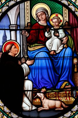 Aziz Cyr ve Aziz Julitte Kilisesi. Lekeli cam pencere. Aziz Dominic Bakire 'den tespihi alıyor. Beaufort. Fransa. 