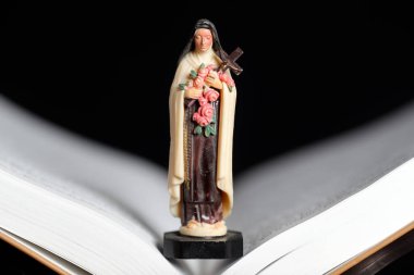 Thérèse de Lisieux figiurine ve incil. Fransa.