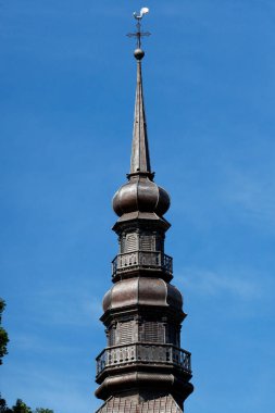 Saint Nicolas kilisesinin barok saat kulesi. Combloux. Fransa. 