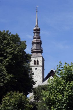 Saint Nicolas kilisesinin barok saat kulesi. Combloux. Fransa. 