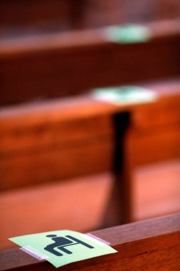 Coronavirus salgını sırasında kilise. Kutlamalar sırasındaki sosyal mesafeler. Fransa.