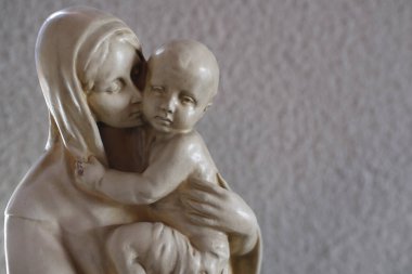 Aziz Genevieve Kilisesi. Bakire ve Çocuk heykeli. Annecy. Fransa. 