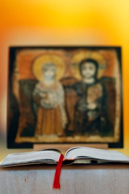 İncil ve İsa 'nın İkonası ve Başrahip Mena. Coptic tablosu. Annecy. Fransa. 