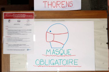 Coronavirus salgını sırasında kilise. COVID-19 talimatları ve dezenfekte jeli. 