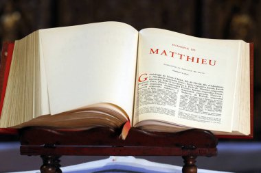 İncil 'i aç. Yeni Ahit. Evangelist Matthew, ilk İncil 'in yazarı. Fransa. Fransa.