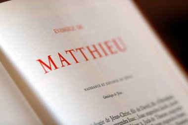 İncil 'i aç. Yeni Ahit. Evangelist Matthew, ilk İncil 'in yazarı. Fransa. Fransa.