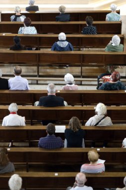 Coronavirus salgını sırasında kilise. COVID-19 talimatları: Katolik kutlaması sırasında jel dezenfekte etme, cerrahi maske ve sosyal mesafeler. Fransa. 