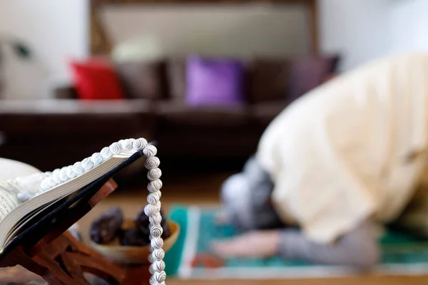 斋月期间 穆斯林男子在家中祈祷 — 图库照片