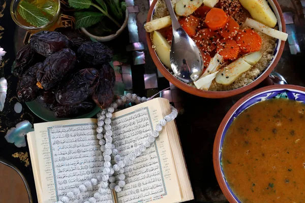 Hagyományos Étel Iftarnak Ramadán Idejében Miután Böjtöt Megtörték Vallási Szimbólum — Stock Fotó