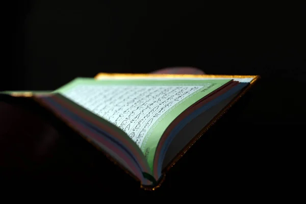 Otevřete Svatý Korán Dřevěném Podstavci Náboženský Symbol — Stock fotografie