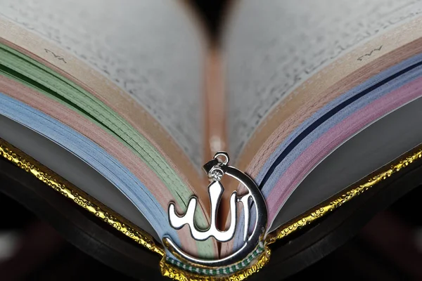Abra Alcorão Sagrado Com Muçulmano Allah Pendant Símbolo Religioso — Fotografia de Stock