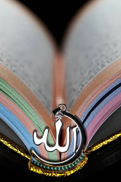 Abra Alcorão Sagrado Com Muçulmano Allah Pendant Símbolo Religioso — Fotografia de Stock