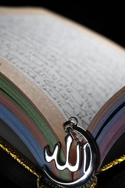 Otwórz Święty Koran Muzułmaninem Allahem Wisiorek Symbol Religijny — Zdjęcie stockowe