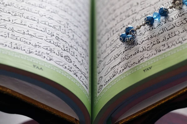 Κοράνι Και Τάσμπιχ Χάντρες Προσευχής Μουσουλμάνων Γαλλία — Φωτογραφία Αρχείου