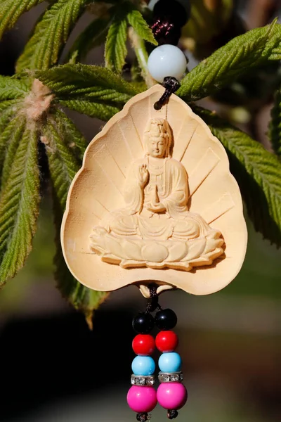 Liontin Buddha Kayu Pohon Simbol Religius — Stok Foto