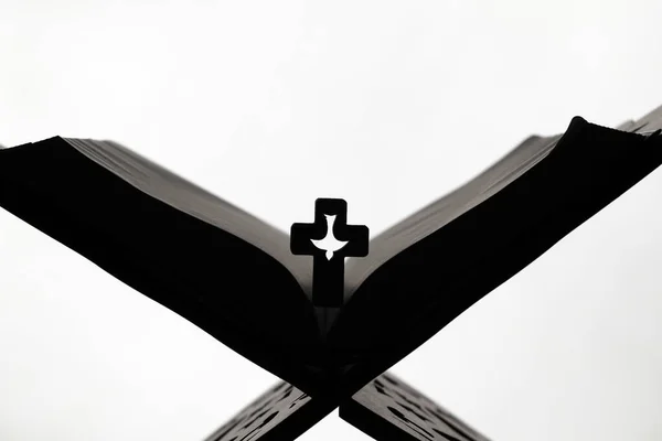 Kreuz Der Ordnung Des Heiligen Geistes Auf Einer Offenen Bibel — Stockfoto