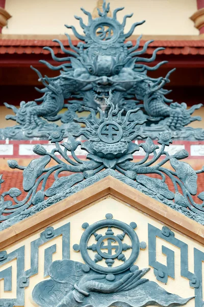 Long Khanh Buddhist Pagoda Dragón Esvástica Rueda Darma Símbolos Budistas —  Fotos de Stock