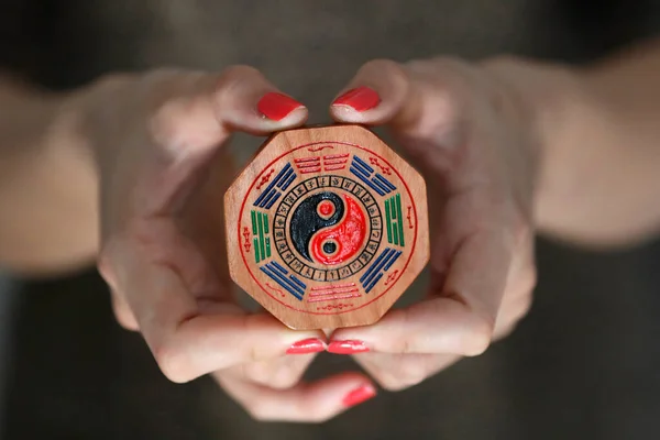 Woman Chinese Gua Eight Sided Trigrams Octagon Yin Yang Symbol — Stock Photo, Image